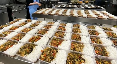 ホームレス支援のための食事パックを準備するボランティアスタッフ